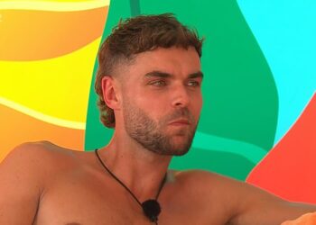 Los fanáticos de Love Island golpean a Harry por tatuaje mentira