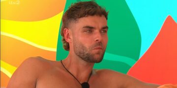 Los fanáticos de Love Island golpean a Harry por tatuaje mentira