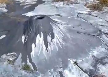 Un volcán de lodo de 60 cm de altura en Cusco, Perú.