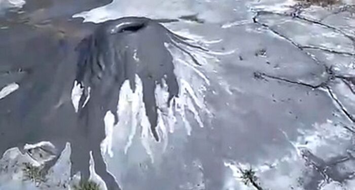 Un volcán de lodo de 60 cm de altura en Cusco, Perú.