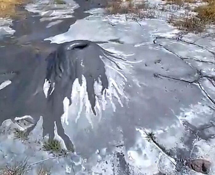 Un volcán de lodo de 60 cm de altura en Cusco, Perú.