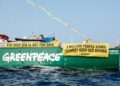La nave del Sunrise de la nave de Greenpeace International lleva los mensajes "Detener la minería de aguas profundas y "3 millones de personas se enfrentan a la minería de aguas profundas" Mientras estaba en aguas francesas frente a la costa de Niza, Francia, el 8 de junio de 2025.