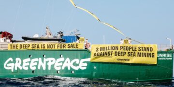 La nave del Sunrise de la nave de Greenpeace International lleva los mensajes "Detener la minería de aguas profundas y "3 millones de personas se enfrentan a la minería de aguas profundas" Mientras estaba en aguas francesas frente a la costa de Niza, Francia, el 8 de junio de 2025.