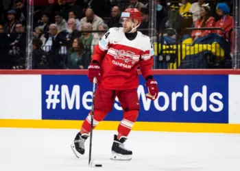 Los huracanes aterrizan el último agente libre de renombre en Nik Ehlers