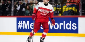 Los huracanes aterrizan el último agente libre de renombre en Nik Ehlers