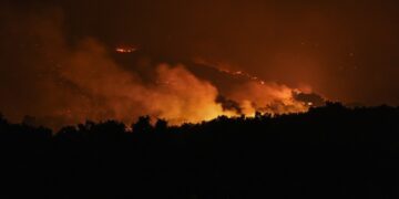 Vista nocturna de un incendio forestal.