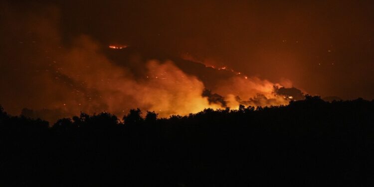 Vista nocturna de un incendio forestal.