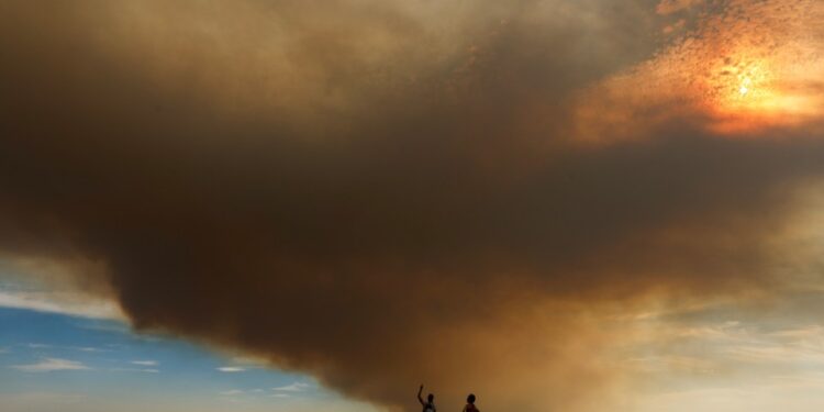 El humo de un incendio forestal en la provincia de Toledo oscurece el horizonte de Madrid.