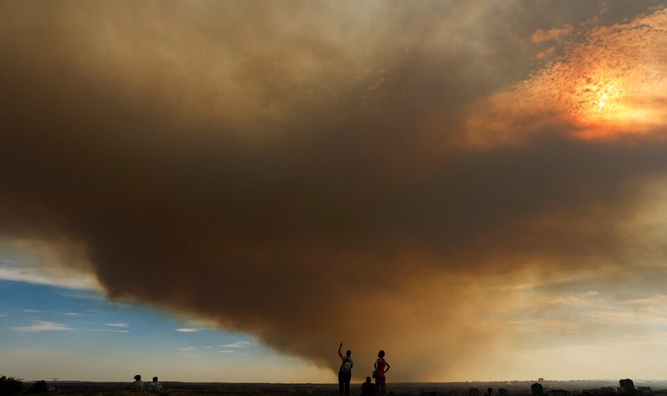 El humo de un incendio forestal en la provincia de Toledo oscurece el horizonte de Madrid.