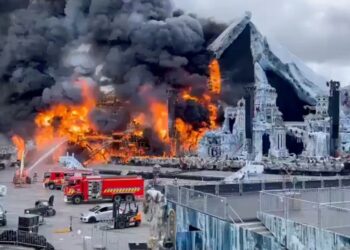 Los bomberos que luchan contra un fuego en el escenario principal del Festival de Tomorrowland.