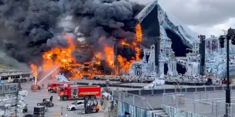 Los bomberos que luchan contra un fuego en el escenario principal del Festival de Tomorrowland.