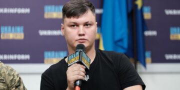 Hombre en la conferencia de prensa con micrófono.