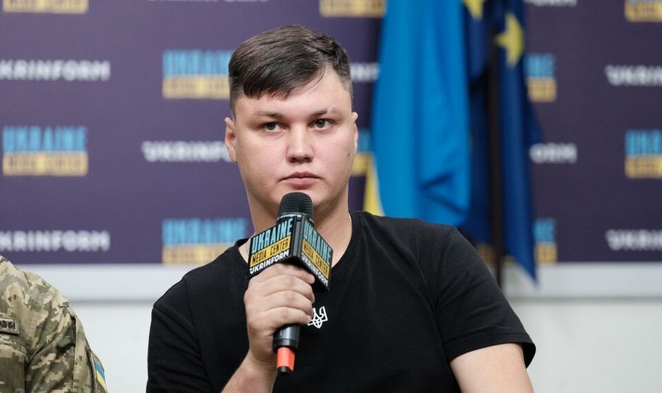 Hombre en la conferencia de prensa con micrófono.