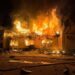 Un edificio envuelto en llamas por la noche.