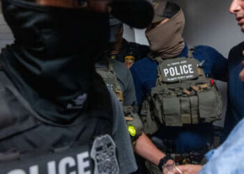 Los agentes federales patrullan los pasillos del Tribunal de Inmigración en el Edificio Federal Jacob K. Javitz el 16 de julio de 2025 en la ciudad de Nueva York.