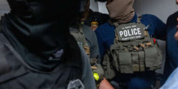 Los agentes federales patrullan los pasillos del Tribunal de Inmigración en el Edificio Federal Jacob K. Javitz el 16 de julio de 2025 en la ciudad de Nueva York.