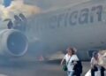 Los pasajeros obligados a evacuar el vuelo de American Airlines en la pista después del problema mecánico
