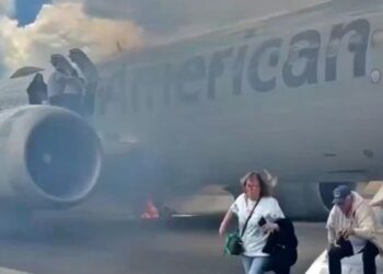 Los pasajeros obligados a evacuar el vuelo de American Airlines en la pista después del problema mecánico