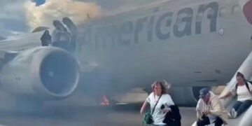 Los pasajeros obligados a evacuar el vuelo de American Airlines en la pista después del problema mecánico