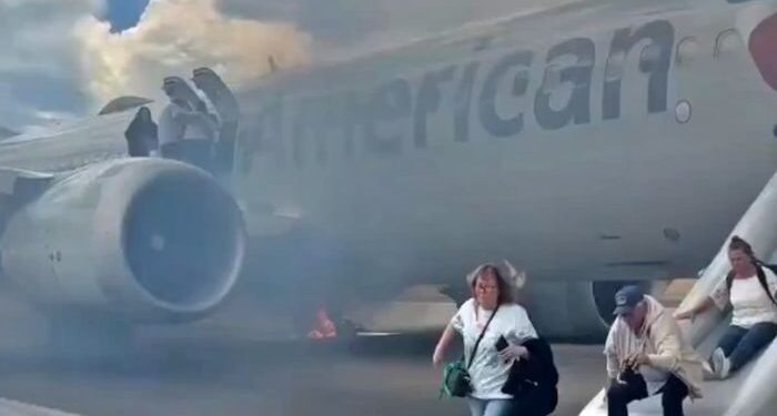 Los pasajeros obligados a evacuar el vuelo de American Airlines en la pista después del problema mecánico