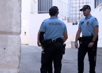 Oficiales de policía de Lisboa en una escena del crimen.