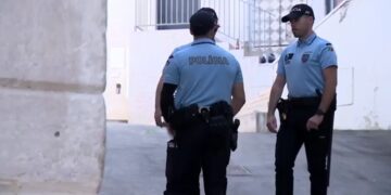Oficiales de policía de Lisboa en una escena del crimen.
