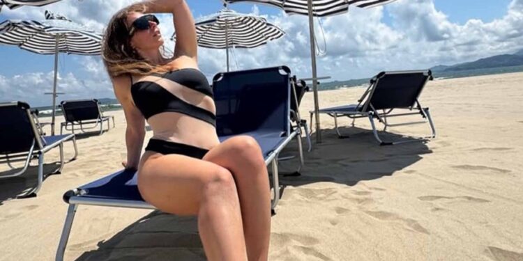 Collage de una mujer que se relaja en una tumbona de la playa en Corea del Norte.