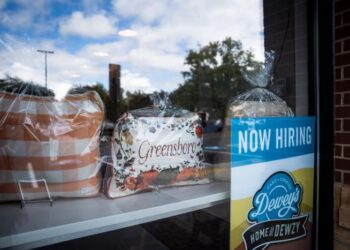 Los reclamos de desempleado de EE. UU. Caen al nivel más bajo en 7 semanas