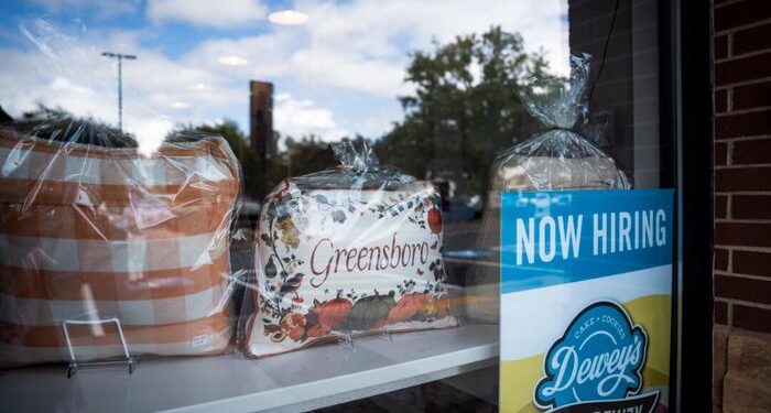 Los reclamos de desempleado de EE. UU. Caen al nivel más bajo en 7 semanas