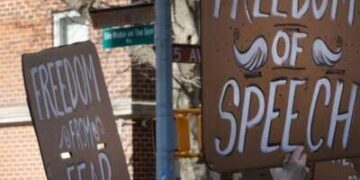 Dos letreros pintados a mano, una lectura "Libertad del miedo"el otro "Libertad de interlocución"en gran protesta