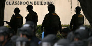 La policía es guardia mientras despejan un campamento pro-palestino después de que los estudiantes ocuparon la sala de conferencias de ciencias físicas en la Universidad de California, Irvine, el 15 de mayo de 2025.