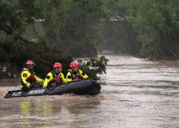 Los rescatistas buscan a 11 niñas desaparecidas después de devastadoras inundaciones de Texas mataron al menos 70
