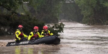 Los rescatistas buscan a 11 niñas desaparecidas después de devastadoras inundaciones de Texas mataron al menos 70