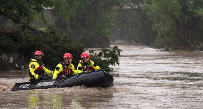 Los rescatistas buscan a 11 niñas desaparecidas después de devastadoras inundaciones de Texas mataron al menos 70
