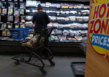 Las personas compran en una tienda de comestibles en Brooklyn el 13 de mayo de 2025 en la ciudad de Nueva York.