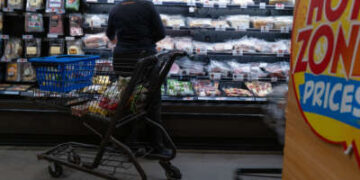Las personas compran en una tienda de comestibles en Brooklyn el 13 de mayo de 2025 en la ciudad de Nueva York.
