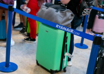 Ryanair.com Barrera de cola de marca en un aeropuerto.