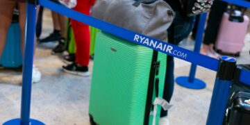 Ryanair.com Barrera de cola de marca en un aeropuerto.