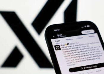 El logotipo de XAI se muestra en una pantalla y una cuenta de Grok en X en una pantalla de teléfono el 9 de julio de 2025.