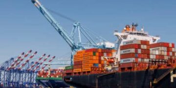 La carga se carga en los barcos de contenedores, mientras que las literas normalmente bulliciosas se quedan vacías mientras los aranceles de Trump sumergen el volumen de hasta un 35 por ciento al puerto de Los Ángeles el 9 de mayo de 2025, en Los Ángeles, California.