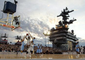 Branden Dawson (22) de los espartanos del Estado de Michigan aumenta contra los Tar Heels de Carolina del Norte durante el Classic de Quicken Préstamos a bordo del USS Carl Vinson en Coronado, California, el 11 de noviembre de 2011 (Ezra Shaw/Getty Images)
