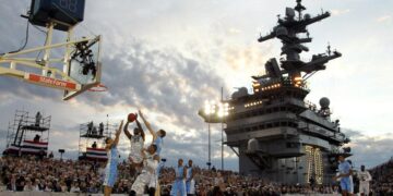 Branden Dawson (22) de los espartanos del Estado de Michigan aumenta contra los Tar Heels de Carolina del Norte durante el Classic de Quicken Préstamos a bordo del USS Carl Vinson en Coronado, California, el 11 de noviembre de 2011 (Ezra Shaw/Getty Images)