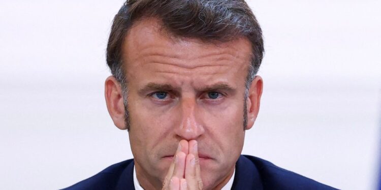 El presidente Emmanuel Macron con las manos apagadas.