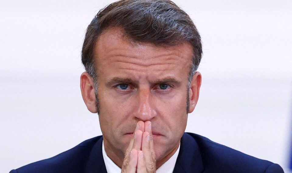 El presidente Emmanuel Macron con las manos apagadas.