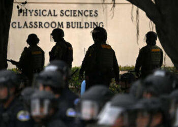 La policía es guardia mientras despejan un campamento pro-palestino después de que los estudiantes ocuparon la sala de conferencias de ciencias físicas en la Universidad de California, Irvine, el 15 de mayo de 2025.