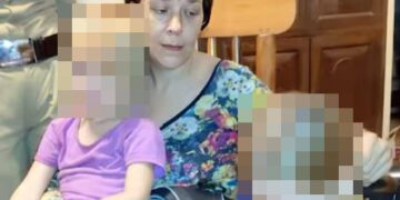 Una mujer rusa y sus dos hijas jóvenes, se enfrentan a la privacidad, encontrada viviendo en una cueva.