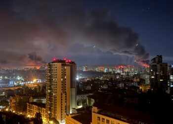 El humo se eleva sobre Kyiv después de una huelga rusa.