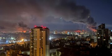 El humo se eleva sobre Kyiv después de una huelga rusa.