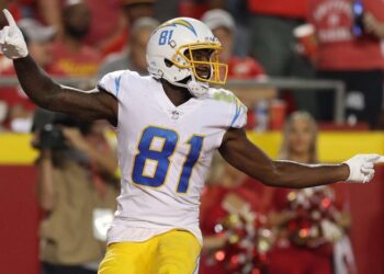 Mike Williams de Chargers se retira después de unirse al equipo