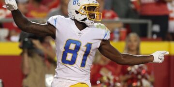 Mike Williams de Chargers se retira después de unirse al equipo
